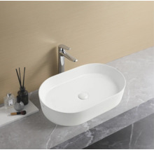 Chiuvetă ovală montată pe blat cu robinet pe un blat într-o baie.