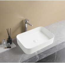 Chiuvetă ceramică dreptunghiulară, montată pe blat, cu baterie pe un blat de lucru