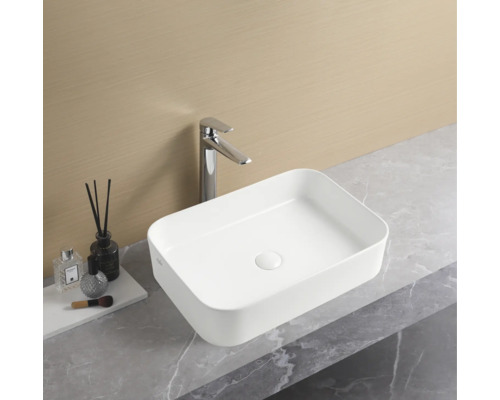 Chiuvetă ceramică dreptunghiulară, montată pe blat, cu baterie pe un blat de lucru