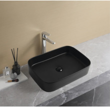 Lavoar ceramic pe blat, de formă dreptunghiulară și de culoare neagră, cu baterie pe un lavoar.