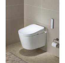 Toaletă cu duș suspendată cu telecomandă în baie.