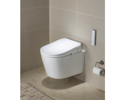 Toaletă cu duș suspendată cu telecomandă în baie.