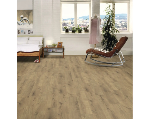 Cameră de zi luminoasă cu podea din lemn, pat și fotoliu