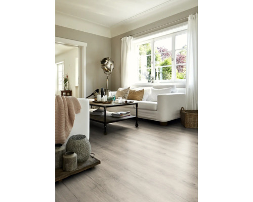 Cameră de zi cu mobilier deschis la culoare, canapea, masă și podea din lemn deschis