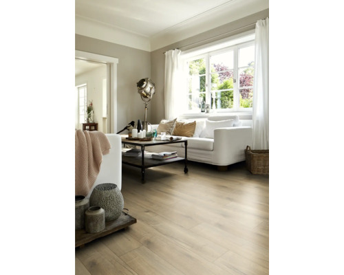 Cameră de zi cu podea deschisă la culoare aspect lemn, canapea albă și măsuță de cafea industrială