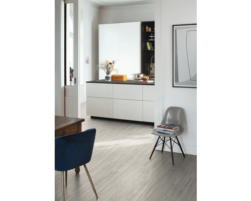 Cameră de zi luminoasă cu podea de vinil cu aspect de lemn, insulă de bucătărie și scaune