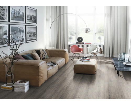 Living cu canapea, otoman și podea laminată