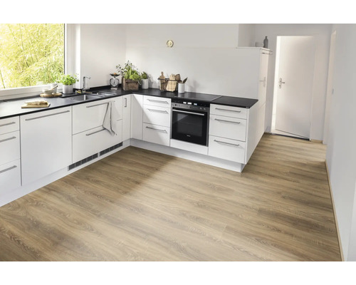 Bucătărie luminoasă cu dulapuri albe, blat negru și podea din lemn de culoare deschisă