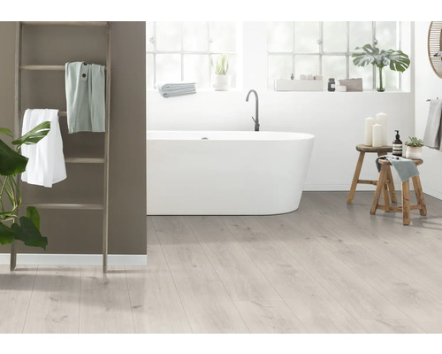 Baie luminoasă cu cadă, scară de lemn cu prosoape și scaune de lemn