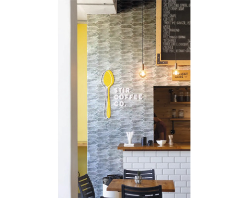Interiorul unei cafenele cu masă, scaune, tejghea și meniu