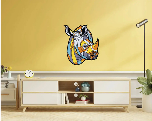 Decoratiune de perete cu motiv rinocer in camera de zi