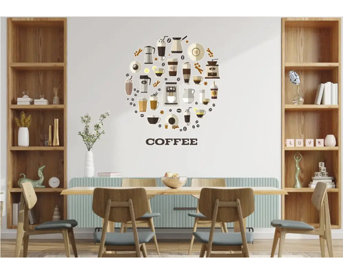 Sufragerie cu masă din lemn, scaune și un decor de perete cu motive de cafea