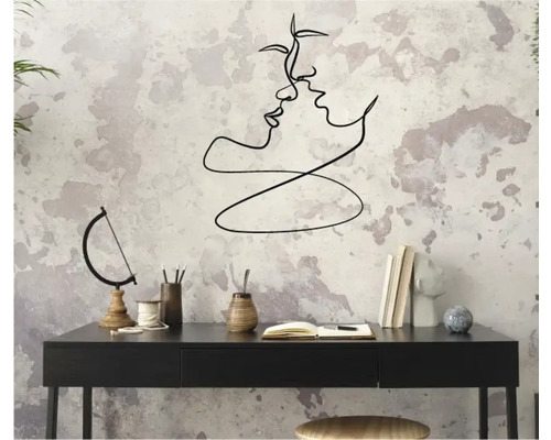 Decor de perete cu o reprezentare filigranată a două fețe deasupra unui birou.