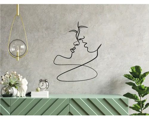 Decor de perete cu motiv abstract de cuplu deasupra unui bufet cu decorațiuni