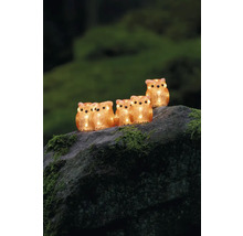 Ghirlandă luminoasă decorativă cu bufnite din plastic, așezată pe o piatră