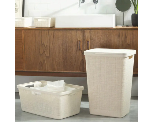 Scenă de baie cu sortator de rufe și cutii de depozitare