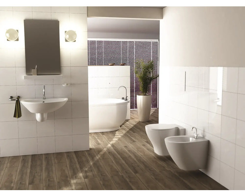 Baie luminoasă cu lavoar, cadă, toaletă și bideu