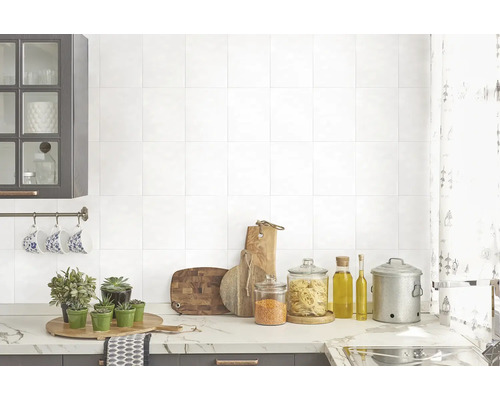 Bucătărie luminoasă cu ustensile de bucătărie, plante și veselă