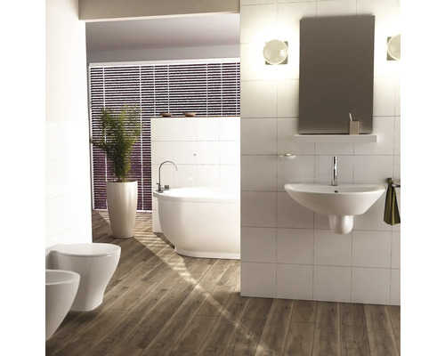 Baie luminoasă cu cadă, lavoar, oglindă și podea din lemn