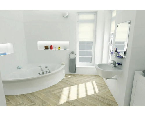 Baie luminoasă cu cadă, chiuvetă, oglindă și podea din lemn