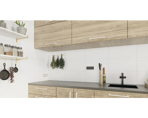 Scenă de bucătărie cu dulapuri de bucătărie, blat, rafturi și ustensile de bucătărie