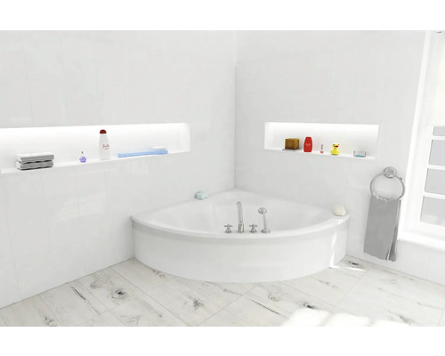 Baie luminoasă cu cadă de colț, prosop și produse de îngrijire