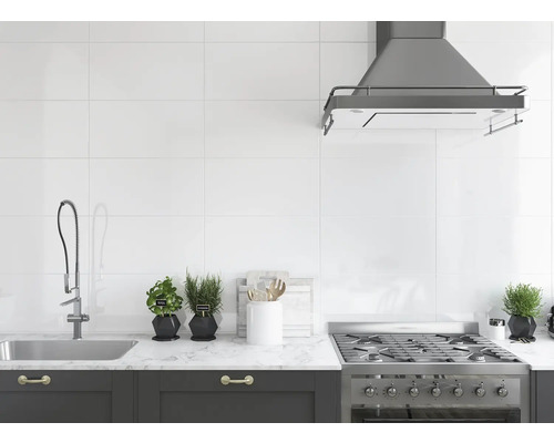 Scenă de bucătărie cu chiuvetă, aragaz, hotă și faianță