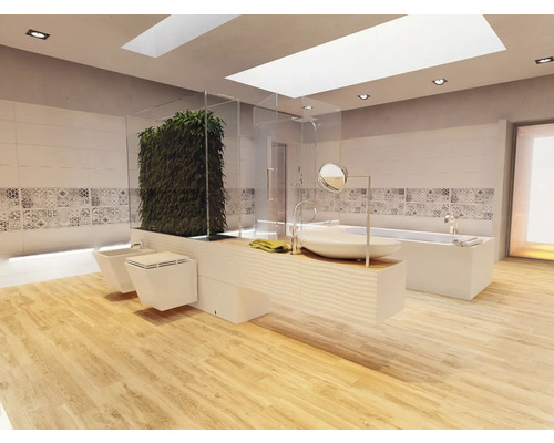 Baie luminoasă cu cadă, lavoar, toaletă și bideu.