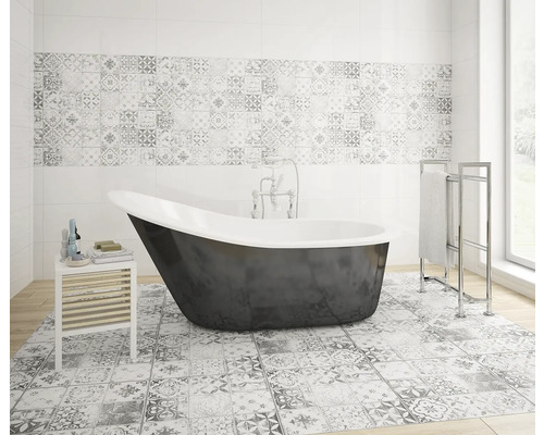 Baie cu cadă independentă, faianță cu model și suport pentru prosoape