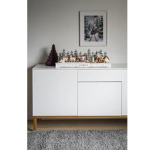 Scenă decorativă de Crăciun cu case, copaci și tren pe un bufet alb.