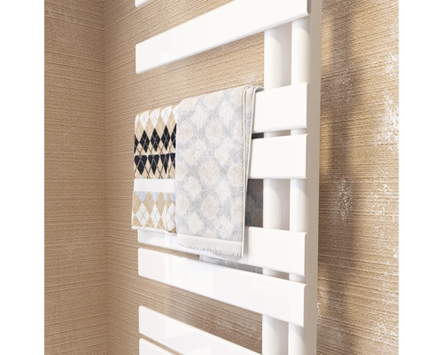Radiator de baie alb cu prosoape