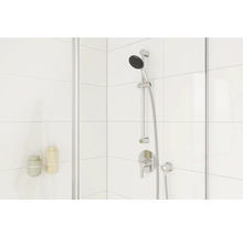 Duș cu bară de duș și suport pentru șampon pe fundal alb