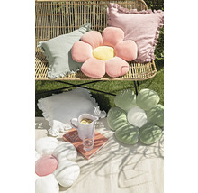 Scenă cu perne decorative și o saltea de șezut cu flori pe o pătură de picnic în grădină