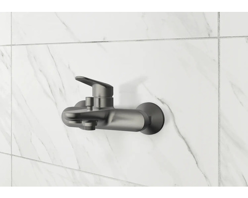 Baterie de duș montată pe suprafață pe perete cu gresie