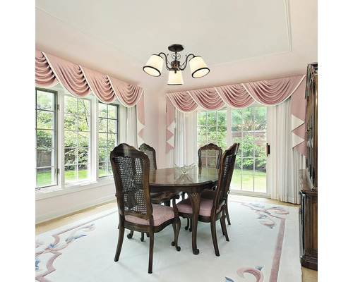 Sufragerie cu masă, scaune și plafonieră