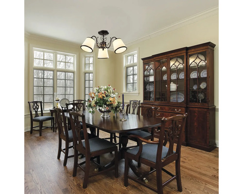 Sufragerie cu masă, scaune, dulap și plafonieră