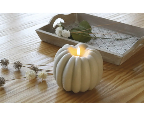 Decoratiune cu lumânare LED dovleac și farfurie din lemn