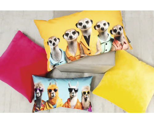 Mai multe perne decorative cu imprimeuri de animale și diferite culori