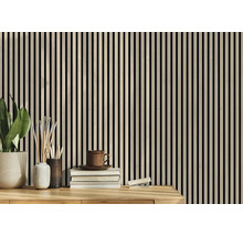 Placare decorativă a peretelui cu lamele verticale din lemn ca fundal pentru un design interior.