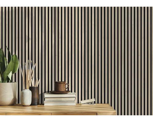 Placare decorativă a peretelui cu lamele verticale din lemn ca fundal pentru un design interior.