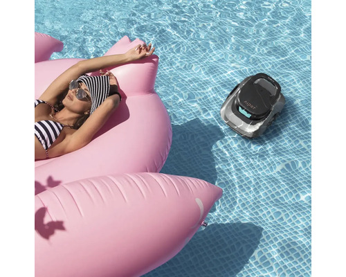 Scenă cu femeie pe flamingo gonflabil în piscină și robot de curățare a piscinei