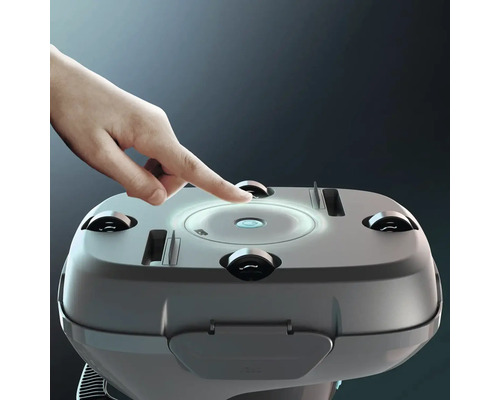 Un aspirator robot este operat cu degetul.