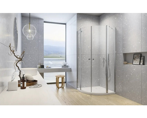 Baie cu duș, chiuvetă și fereastră mare