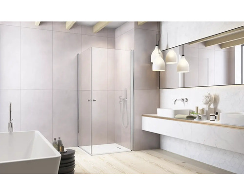 Baie luminoasă cu duș, chiuvetă și cadă