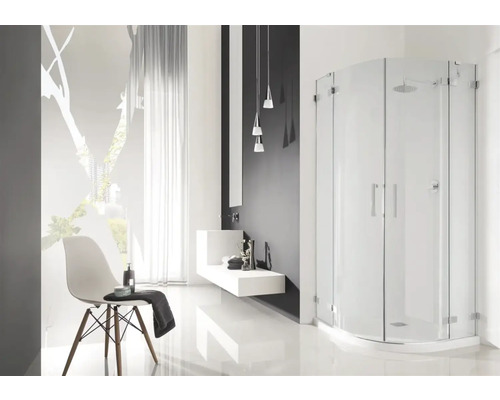 Baie modernă cu cabină de duș, chiuvetă și scaun