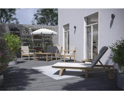 Spațiu exterior cu mobilier de grădină și umbrelă de soare pe o terasă.