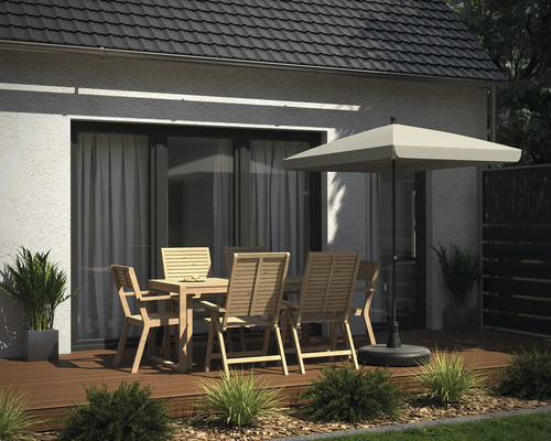 Scenă de grădină cu masă de grădină, scaune de grădină și umbrelă de soare pe o terasă din lemn