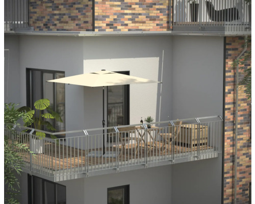 Scenă de balcon cu umbrelă de soare, masă și scaune