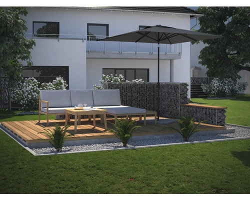 Terasa cu mobilier de lounge, umbrelă de soare și gabioane în grădină