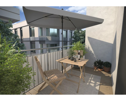 Scenă de balcon cu masă, scaun, umbrelă de soare și plante